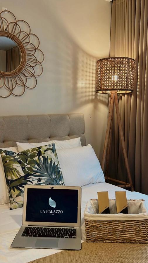 La Palazzo - Across Uptown Mall & Grand Hyatt Bgc Taguig Esterno foto